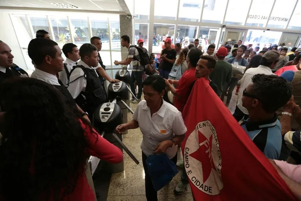 Integrantes da FNL ocupam prédio do Incra Nacional