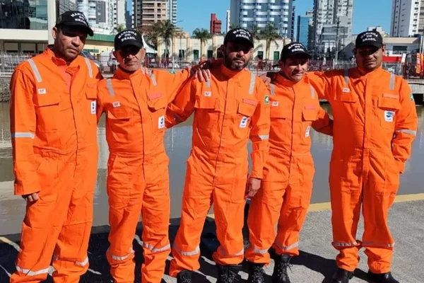 Foto colorida de tripulantes resgatados em Santa Catarina - Metrópoles