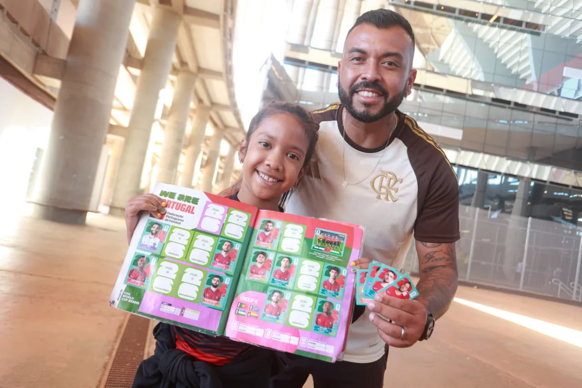 Colecionadores trocam figurinhas da Copa do Mundo na Arena das Figurinhas, na Arena Mané Garrincha. Colecionadores trocam figurinhas da Copa do Mundo na Arena das Figurinhas, na Arena Mané Garrincha.