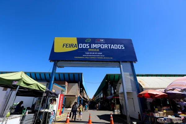 Agefis e PM deflagram operação na Feira dos Importados para conter avanço de ambulantes