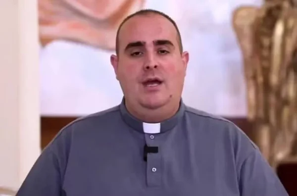 imagem colorida padre sofre tentativa de envenenamento italia