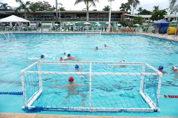Imagem colorida de torneio de polo aquático- Metrópoles