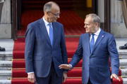 Premiê polonês Donald Tusk (dir.) rejeitou o plano de Friedrich Merz de reforçar os controles na fronteira germano-polonesa Premiê polonês Donald Tusk (dir.) rejeitou o plano de Friedrich Merz de reforçar os controles na fronteira germano-polonesa