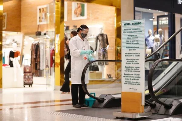 Réveillon e Carnaval são cancelados no DF. Shopping não tem mais restrição