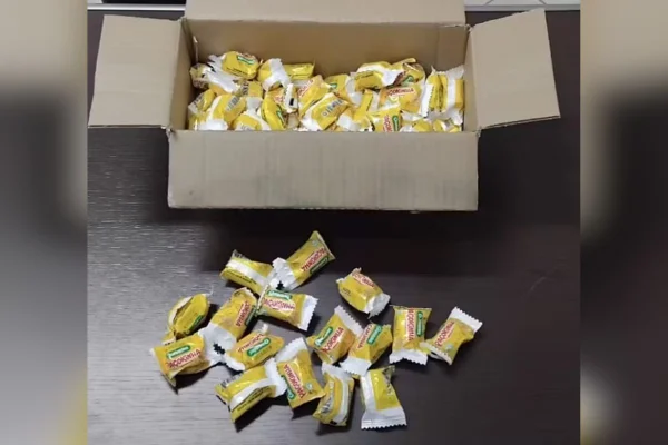 Imagem colorida mostra embalagens de paçoca com cocaína - Metrópoles