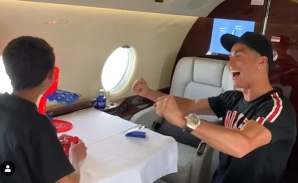 Cristiano Ronaldo puxa orelha do filho por beber refrigerante: “Irritado”