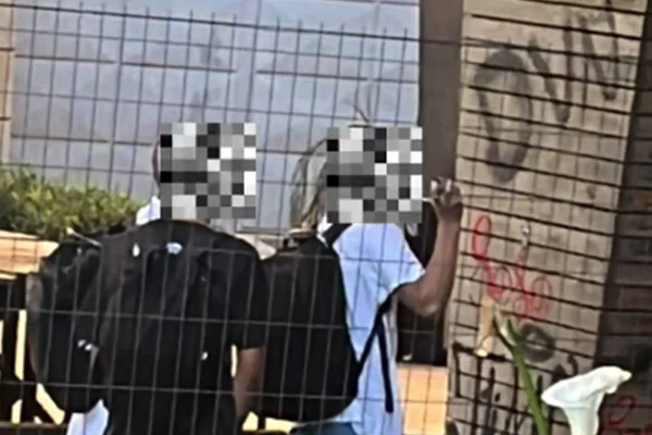 Jovens pichando muro em Bento Gonçalves - Metrópoles