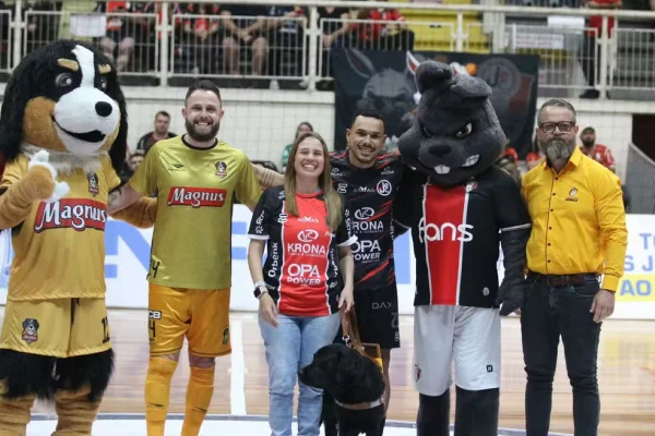 Times de futsal promovem ação para doar um cão-guia para torcedora