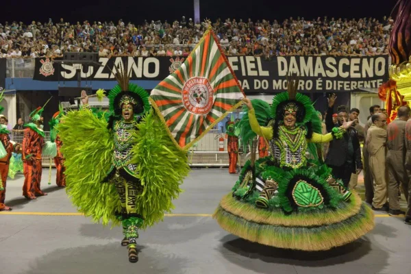 Escolas de samba desfilam nos dias 7, 13, 14 e 15 de fevereiro. A Liga-SP criou uma playlist com o samba-enredo de cada agremiação - Metrópoles