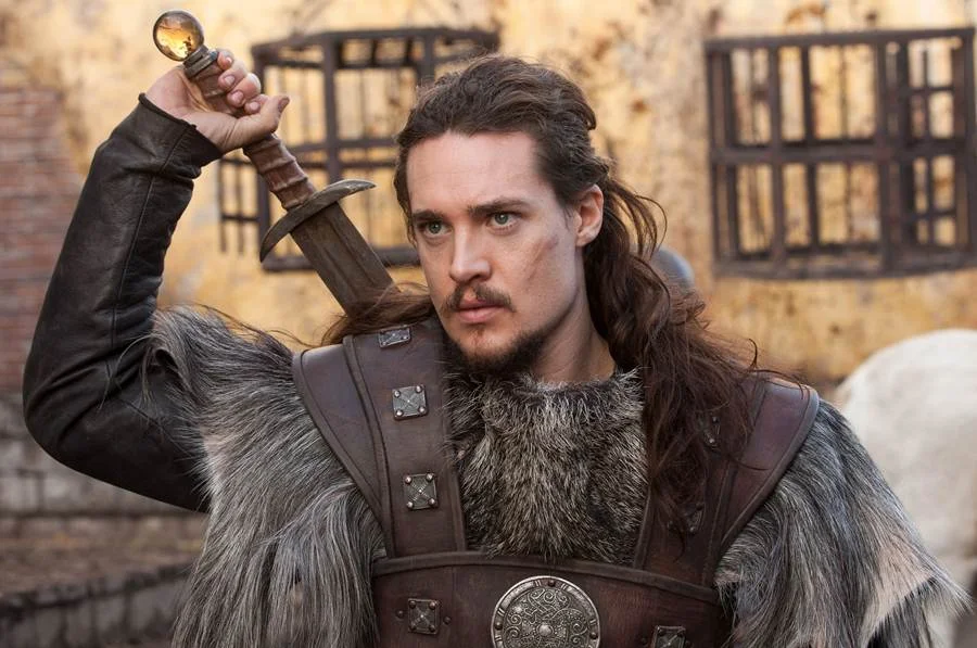 <b>Last Kingdom:</b> muitos fãs de séries apontam The Last Kingdom como "sucessora" de Game of Thrones. O programa adapta a coleção de livros Crônicas Saxônicas, do autor best-seller Bernard Cornwell. No fim do século 9, um monarca inglês tenta repelir invasões vikings. Assista na <a href="https://www.netflix.com/br/title/80074249" target="_blank">Netflix</a> <b>Last Kingdom:</b> muitos fãs de séries apontam The Last Kingdom como "sucessora" de Game of Thrones. O programa adapta a coleção de livros Crônicas Saxônicas, do autor best-seller Bernard Cornwell. No fim do século 9, um monarca inglês tenta repelir invasões vikings. Assista na <a href="https://www.netflix.com/br/title/80074249" target="_blank">Netflix</a>
