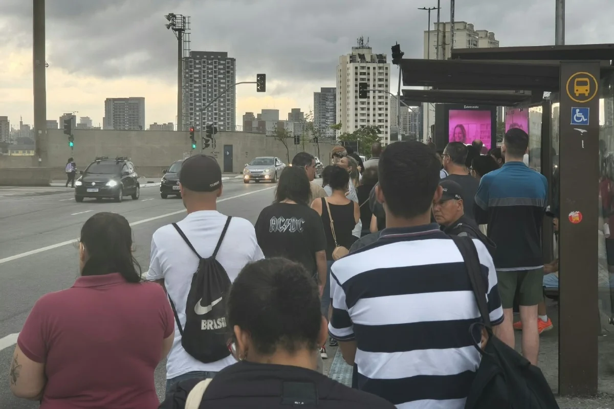 Tempo fechado na Avenida Francisco Morato, em SP Tempo fechado na Avenida Francisco Morato, em SP
