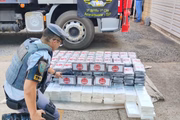 Carga de cocaína descoberta em fundo falso de caminhão no interior