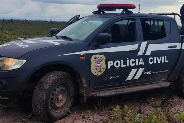 Imagem colorida mostra Hilux de delgado furtada em Cuiabá - Metrópoles