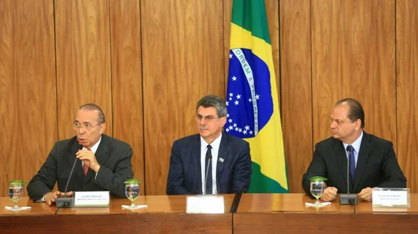Temer vai cortar 4 mil cargos comissionados no governo federal