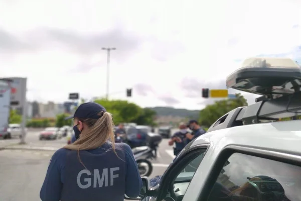 Briga no trânsito termina com vidro de carro estourado em Florianópolis