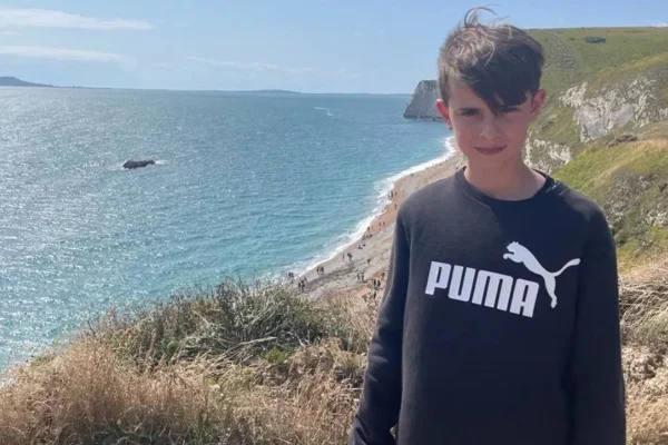 Foto de menino de 13 anos em paisagem ao ar livre - Metrópoles