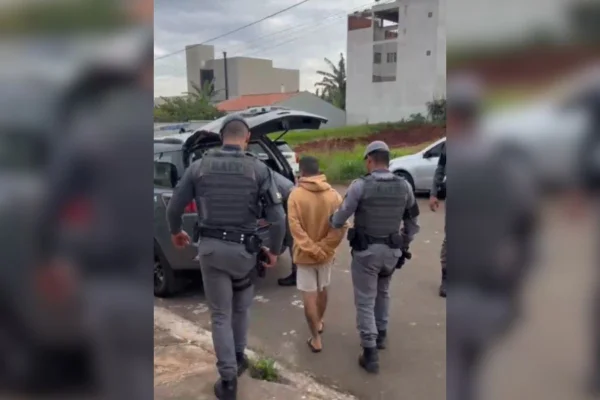 Foto colorida de momento em que suspeito de ligação com o "Bonde do Magrelo", grupo aliado ao Comando Vermelho (CV), é preso em Rio Claro, interior de São Paulo.