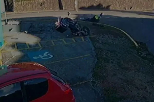 Câmera flagra motociclista sendo arremessado após acidente em SC