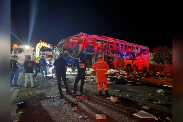 Batida entre ônibus e carreta deixa 6 mortos e 43 feridos na BR-116, em MG