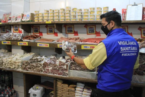Vigilância encontra tonelada de alimentos vencidos em mercado