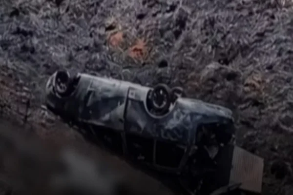 Bombeiros encontram três corpos carbonizados dentro de carro em Goiás
