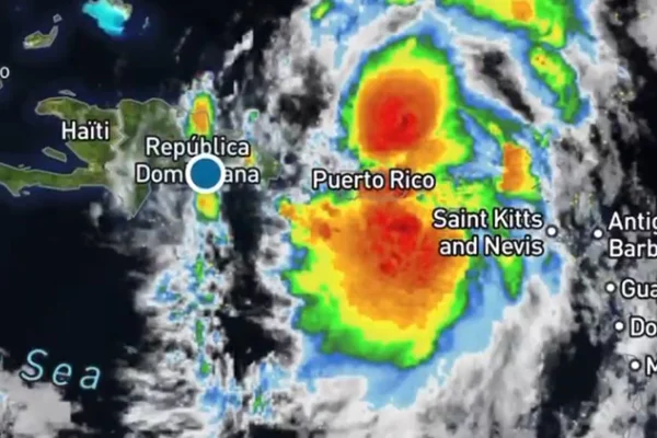 Imagem colorida mostra a tempestade atingindo a ilha vizinha de Porto Rico - Metrópoles