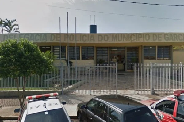 Imagem colorida da delegacia de Garça, que investiga morte de jovem - Metrópoles