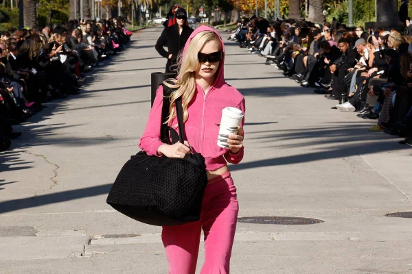 Na imagem com cor, mulher branca com os cabelos loiros usa look rosa - Metrópoles