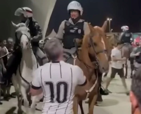 Policial Militar e homem com camisa de time discutem em estádio em João Pessoa - Metrópoles