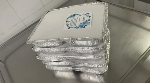 Mensagens positivas colocadas em marmitas de hospitais