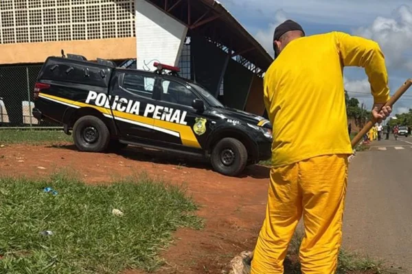 Presos são convocados para limpar ruas de cidade devastada por chuvas