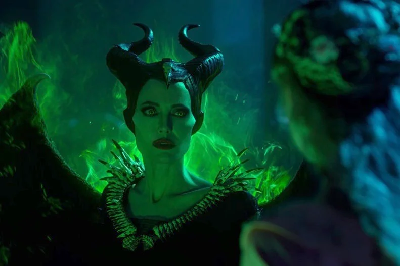 <b>Malévola: Dona do Mal</B>: cinco anos após Aurora despertar do sono profundo, a agora rainha dos Moors é pedida em casamento pelo príncipe Phillip. Ela aceita o pedido e, com isso, parte rumo ao reino de Ulstead ao lado de Malévola, no intuito de conhecer seus futuros sogros, John e Ingrith. O jantar deveria ser de celebração entre os reinos, mas os interesses de Ingrith vêm à tona quando é criado um atrito com Malévola e os demais seres mágicos <b>Malévola: Dona do Mal</B>: cinco anos após Aurora despertar do sono profundo, a agora rainha dos Moors é pedida em casamento pelo príncipe Phillip. Ela aceita o pedido e, com isso, parte rumo ao reino de Ulstead ao lado de Malévola, no intuito de conhecer seus futuros sogros, John e Ingrith. O jantar deveria ser de celebração entre os reinos, mas os interesses de Ingrith vêm à tona quando é criado um atrito com Malévola e os demais seres mágicos