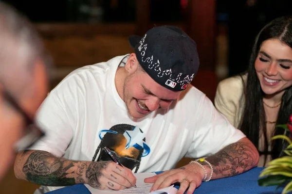 Ferrugem renova contratos com Warner Music e Gold Produções