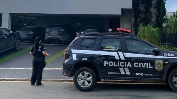 imagem colorida pcgo cumpre mandado de busca e apreensao em casa de influencer suspeita de vender remédios para emagrecer em goias