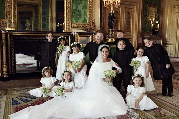 Príncipe Harry e Meghan Markle revelam fotos oficiais do casamento