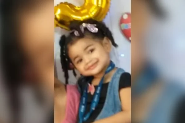 “Lesões e manchas roxas”: polícia investiga morte de menina de 4 anos
