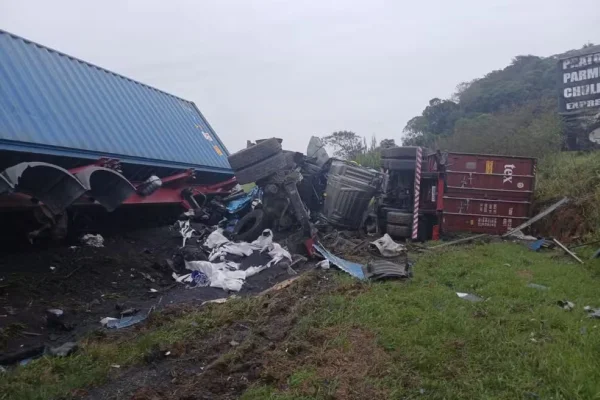 Imagem colorida de acidente na Régis Bittencourt