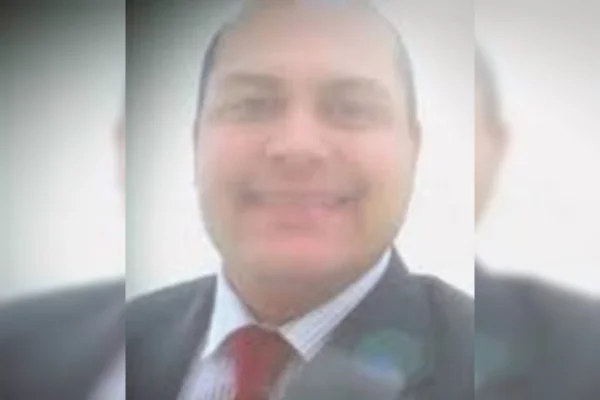 Imagem colorida de homem de terno sorrindo