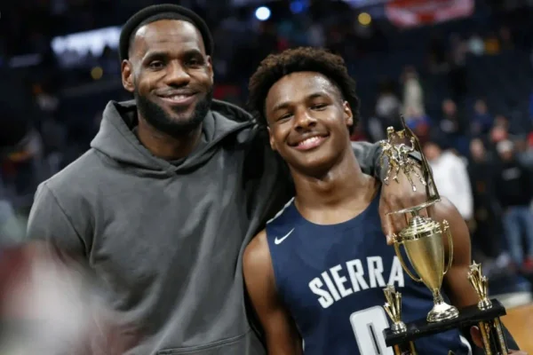 LeBron James tira foto com seu filho, Bronny James