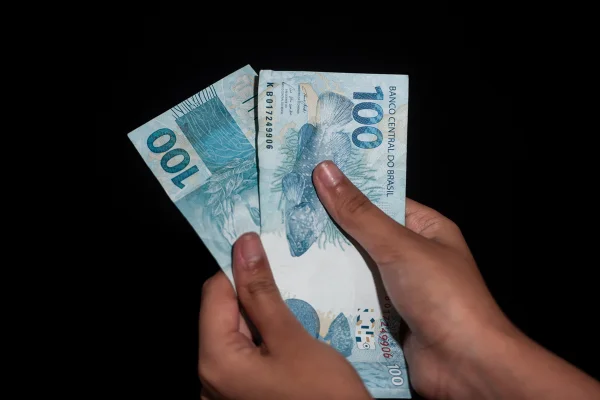 Imagem colorida de contagem de dinheiro