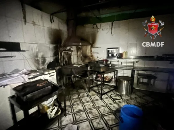 Cozinha de hamburgueria do DF é atingida por incêndio