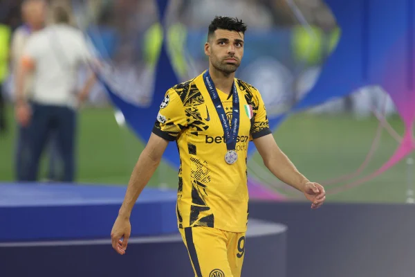 Foto colorida de Taremi na final da Champions Leaguee, pela Inter de Miilão - Metrópoles