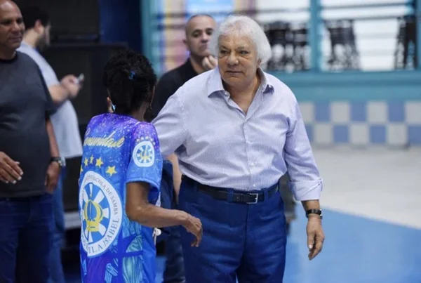 Imagem colorida mostra mulher de costas e de frente homem identificado como Capitão Guimarães, bicheiro carioca - Metrópoles