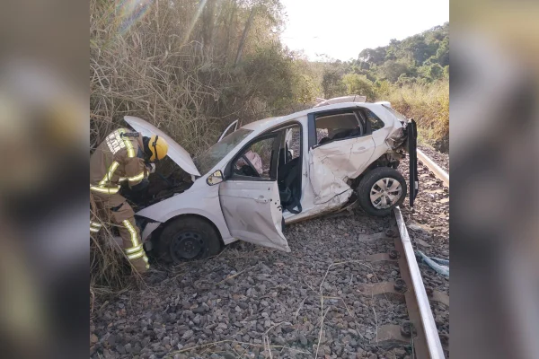 Criança pede socorro após carro capotar, e família é resgatada em MG