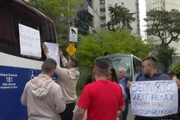 Protesto de motoristas de ônibus bloqueia faixas da Avenida Juscelino Kubitschek