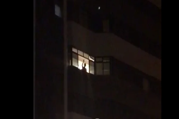 Vídeo. Mulher arremessa objetos pela janela em área nobre do DF