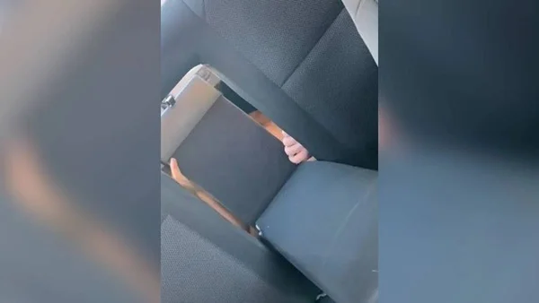 Mulher encontra homem nu escondido em porta-malas do seu carro