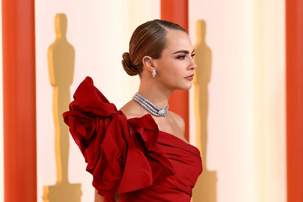 cara delevigne oscar 2023 de vestido vermelho