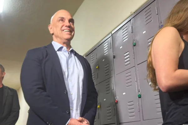 Alexandre de Moraes em fila para votar em SP - Metrópoles
