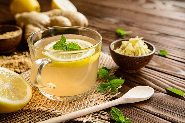 Chá-verde gelado com gengibre